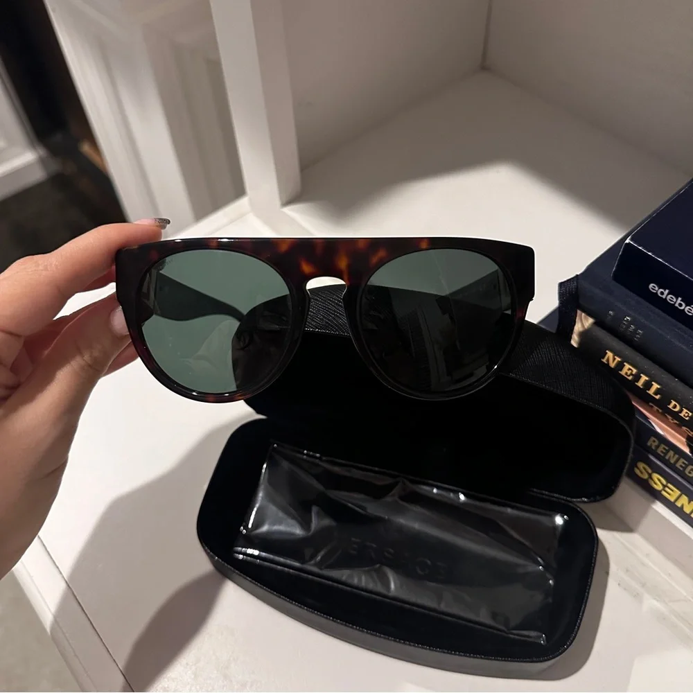 Versace sunglasses 😎✨ - Picture 4 of 5